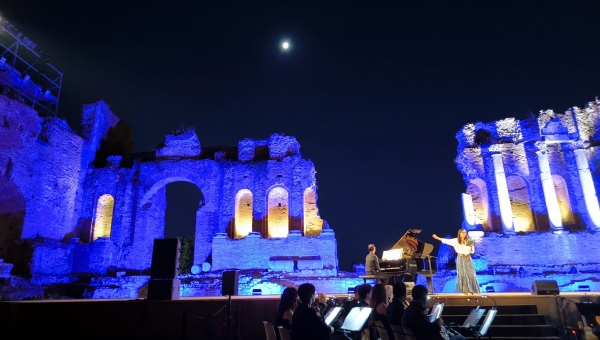 Svegliare il giorno: Ambra Angiolini splende a Taormina